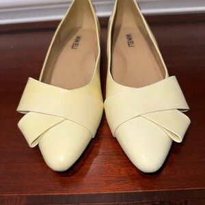 NIB, VANELI, WOMENS IVORY, PATENT LEATHER, DESIGNER FLATS     Size: 9N